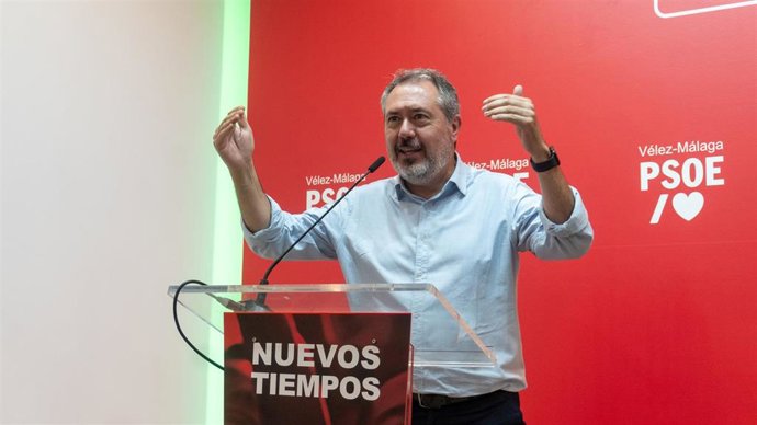 Archivo - El secretario general del PSOE-A, Juan Espadas, en Vélez-Málaga, en una foto de archivo.