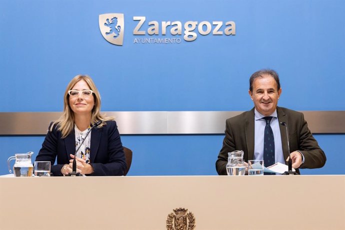 El consejero municipal de Presidencia del Ayuntamiento de Zaragoza, Ángel Lorén, y la consejera municipal de Hacienda, Blanca Solans.