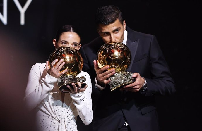 Archivo - PARIS, Oct. 29, 2024  -- Barcelona's Spanish player Aitana Bonmati (L) and Manchester City's Spanish player Rodri kiss their trophies during the 2024 Ballon d'Or France Football award ceremony at the Theatre du Chatelet in Paris, France, Oct. 28