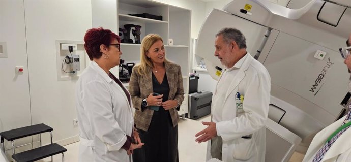 La delegada de Salud, Eva Pajares, en la Unidad de Radioterapia del Hospital de Jerez.