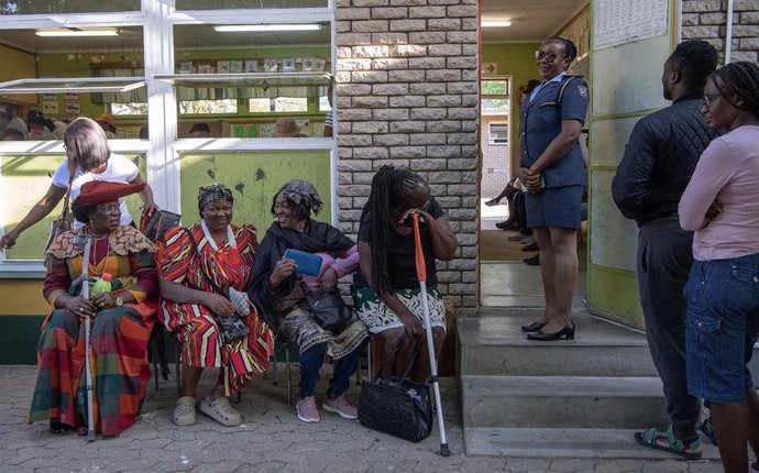 Un grupo de personas espera a votar frente a un colegio electoral en la capital de Namibia, Windhoek (archivo)