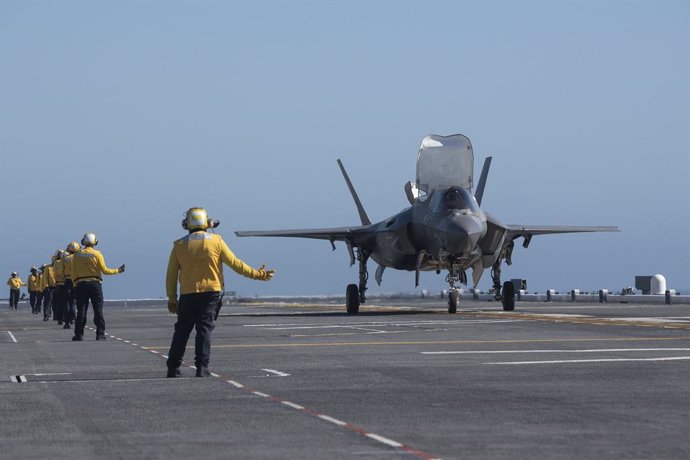 Archivo - October 19, 2024, Pacific Ocean, Ca, United States: A U.S. Marine Corps F-35B Lightning II stealth fighter aircraft is signaled by sailors during training on the deck of the Japan Maritime Self-Defense Force Izumo-class carrier JS Kaga in the ea