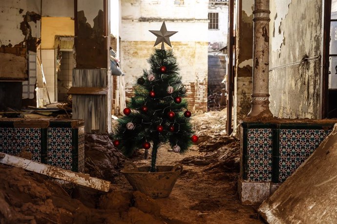 Un arbre de Nadal en una zona coberta de fang, a 28 de novembre del 2024, a Paiporta, Valencia (Comunitat Valenciana). 