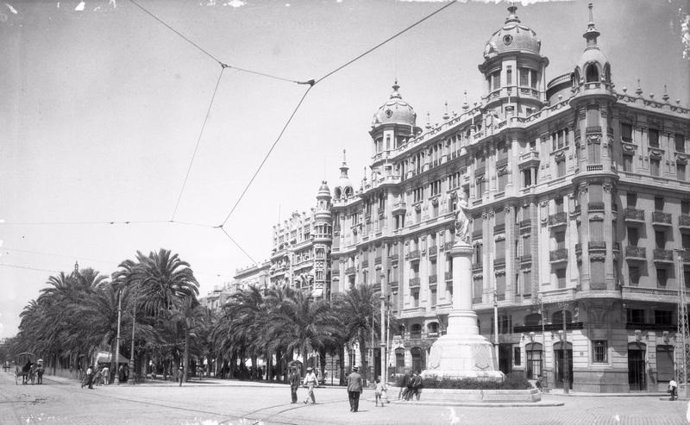 Casa Carbonell en 1937, en la ciudad de Alicante.