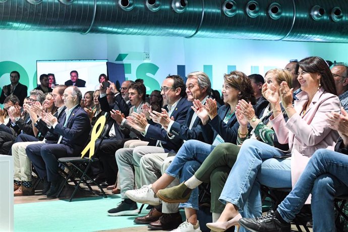 Archivo - El presidente del Parlament, Josep Rull (1i); el ex presidente de la Generalitat, Artus Mas (2i) y la hasta hoy presidenta de Junts, Laura Borràs (1d), aplauden durante la última jornada del Congreso de Junts en Calella, a 27 de octubre de 2024,