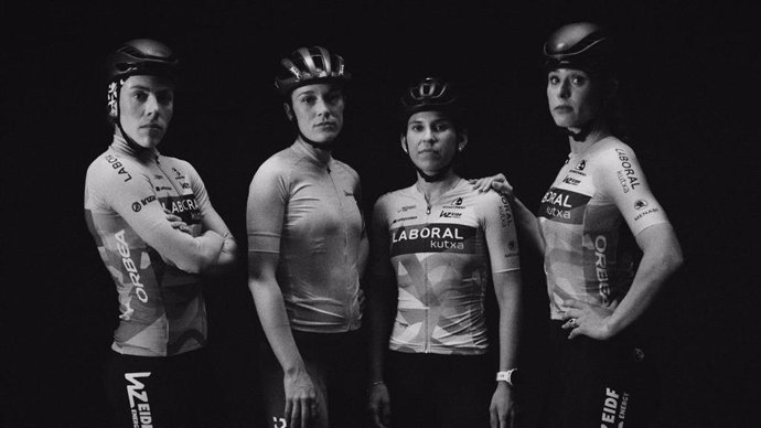 Las cuatro ciclistas posan con sus maillots de ciclismo.