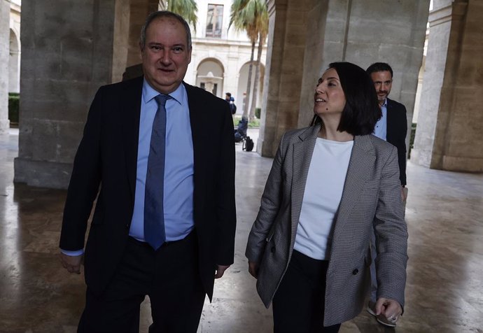 El ministro de Industria y Turismo, Jordi Hereu, y la secretaria de Estado de Industria, Rebeca Torró, a su llegada a informar sobre las medidas incluidas en los Planes Reinicia+ y Reinicia Auto+, en la Delegación del Gobierno en la Comunidad Valenciana