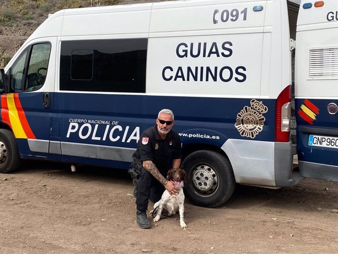 El agente de Policía Nacional de la Unidad de Guías Caninos de la Jefatura Superior de Canarias con el perro 'Rony'