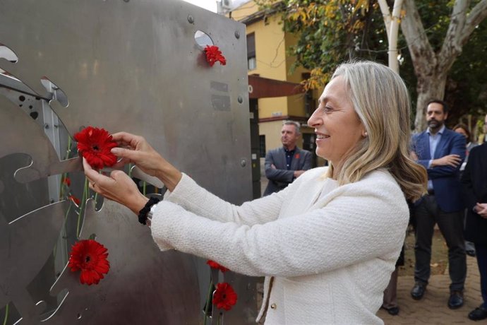 La consejera de Salud y Consumo, Rocío Hernández, participa en el acto organizado por la Dirección General de Salud Pública de la Consejería para conmemorar el Día Mundial de la Lucha frente al Sida (VIH) 2024.