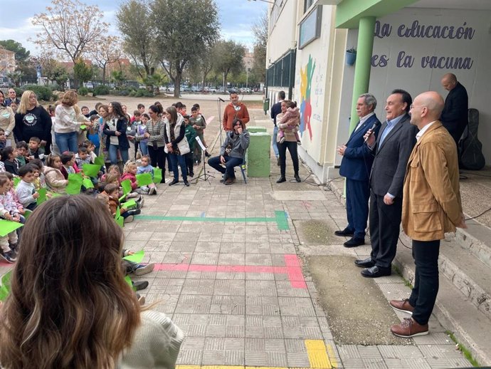 Villamandos (dcha.) se dirige a los escolares del CEIP Fernán Pérez de Oliva de Córdoba, con motivo de los actos con los que el colegio celebra el Día de la Bandera de Andalucía.