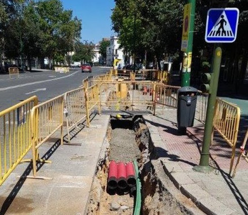 Trabajos en la red de media tensión del distrito Bellavista-La Palmera.