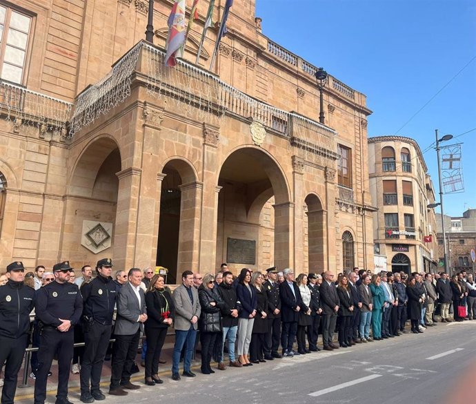 Concentración ante el Ayuntamiento de Linares en repulsa por el asesinato del menor de dos años.