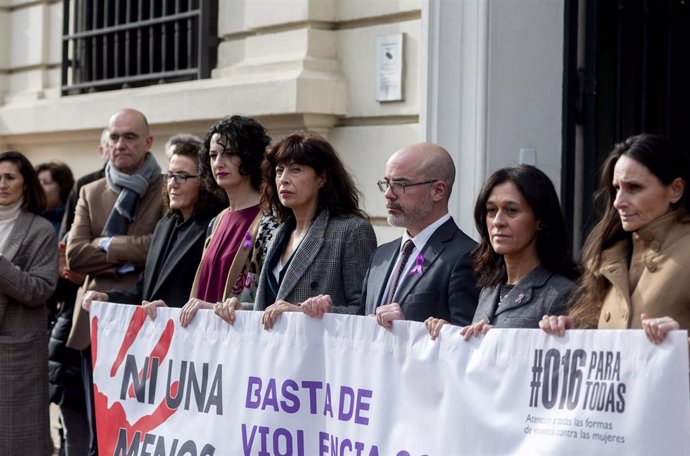 La ministra de Igualdad, Ana Redondo (4i), y el delegado del Gobierno de Madrid, Francisco Martín (3d), durante un minuto de silencio, en la sede de la Delegación del Gobierno de Madrid, a 26 de noviembre de 2024, en Madrid (España). 