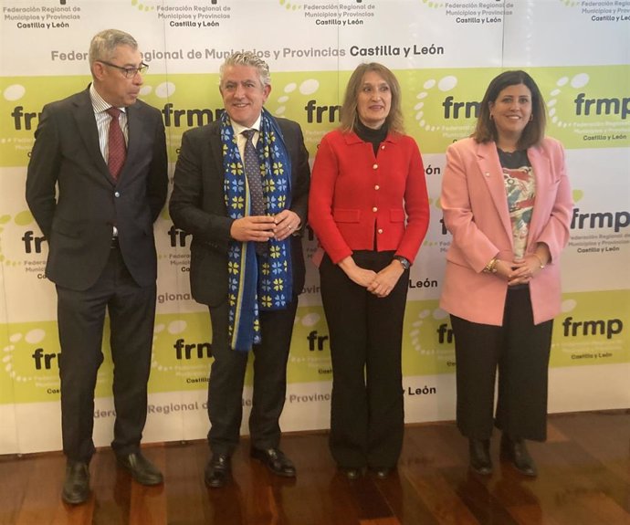 El secretario general de la Consejería de Educación, Jesús Manuel Hurtado (i), José María Bravo, Rocío Lucas y la presidenta de la Comisión de Educación de la FRMPCyL, Beatriz Asensio.