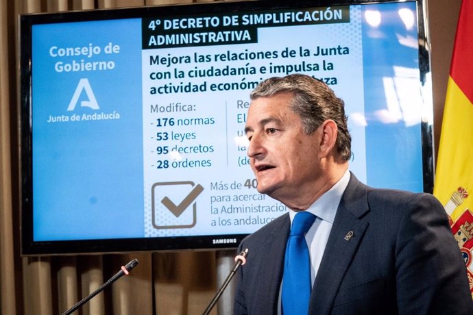 El consejero de la Presidencia, Antonio Sanz, en una imagen de archivo de la presentación de la aprobación del Decreto-ley de simplificación en la rueda de prensa del Consejo de Gobierno.