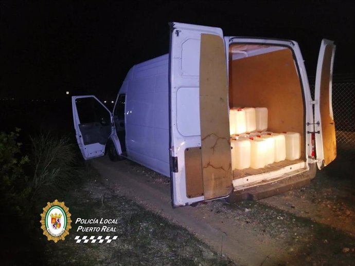 Furgoneta cargada con 150 garrafas de gasolina en Puerto Real (Cádiz).