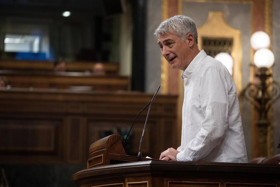 El diputado de EH Bildu Oskar Matute interviene durante una sesión plenaria, en el Congreso de los Diputados, a 28 de noviembre de 2024, en Madrid (España).