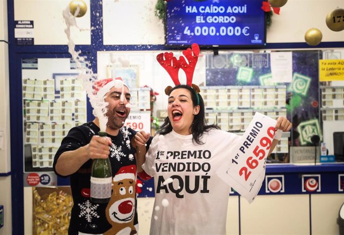 Archivo - Loteria Navidad 2019. Una serie de el  “Gordo” cae en Sevilla. El lotero  José María Nogales de la administración nº 94 de lotería, junto a su mujer celebran repartir el primer premio de la lotería de navidad.