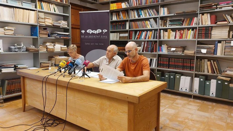 Archivo - La presidenta de Frum de la Societat Civi, Joana Maria Palou, y los representantes de la organización Joan Forteza y Juanjo Suárez.
