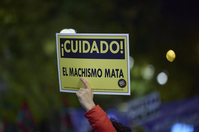 Decenas de personas durante la manifestación organizada por el Foro de Madrid Contra la Violencia a las Mujeres con motivo del 25N 