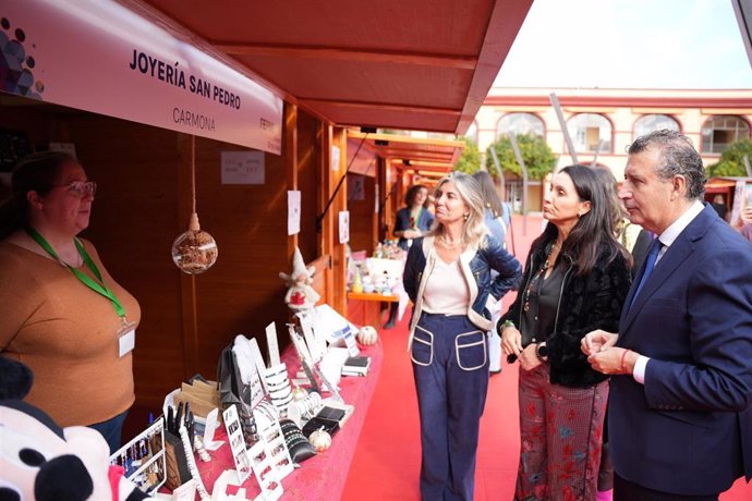 El presidente de la Diputación, Javier Fernández, en una de las múltiples ferias que acoge el patio principal del organismo provincial para la promoción de productos locales.