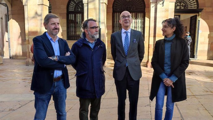 El portavoz del PSOE en Oviedo, Carlos Fernández Llaneza, junto a los concejales Juan Álvarez, Jorge García y Natalia Sánchez.