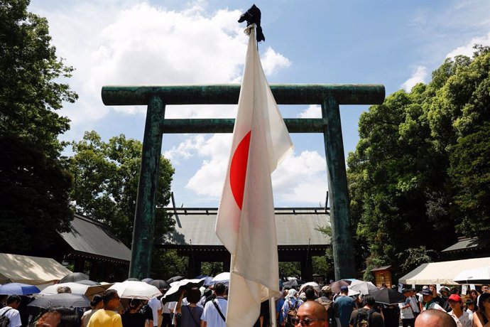 Archivo - August 15, 2024, Tokyo, Japan: A Japanese flag is seen at Tokyo's Yasukuni Shrine during the 79th anniversary of Japan's surrender in World War II. Prime Minister Fumio Kishida was not among the lawmakers to visit the Shrine and instead sent a r