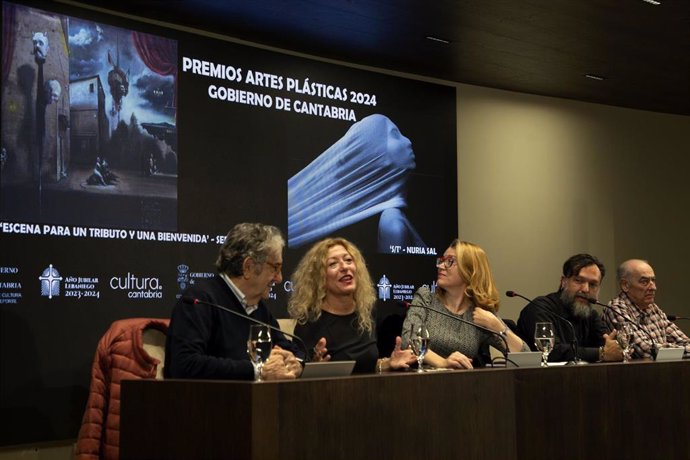 La directora general de Cultura y Patrimonio Histórico, Eva Guillermina Fernández, presenta en rueda de prensa el fallo de los Premios de Artes Plásticas convocados por el Gobierno de Cantabria