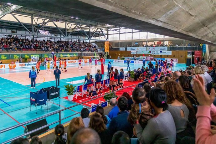 Archivo - Imagen de un partido de la Copa de la Reina de voleibol de 2020 en Ciutadella