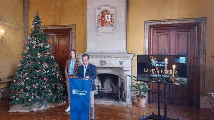 La vicepresidenta del Consell de Mallorca y consellera insular de Cultura y Patrimonio, Antònia Roca, y el conseller de Presidencia, Antoni Fuster, presentan el programa de actividades de Navidad del Consell.