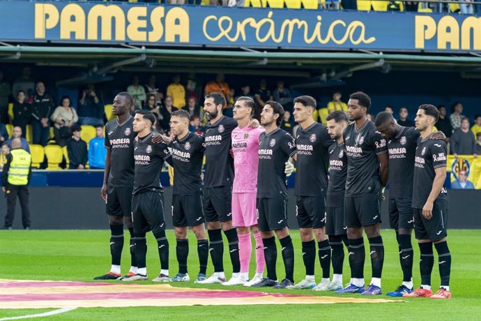 El equip odel Villarreal, durante un minuto de silencio por los afectados en la DANA.