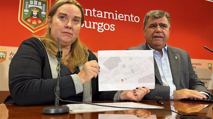 La alcaldesa, Cristina Ayala, muestra, en compañía de Juan Manuel Manso, el plano de ubicación de dónde irán las viviendas para jóvenes.