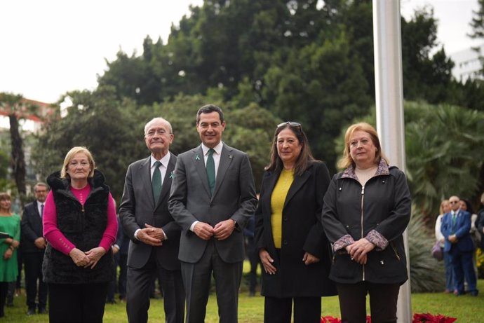 El alcalde de Málaga y el presidente de la Junta con las hermanas de Manuel José García Caparrós.