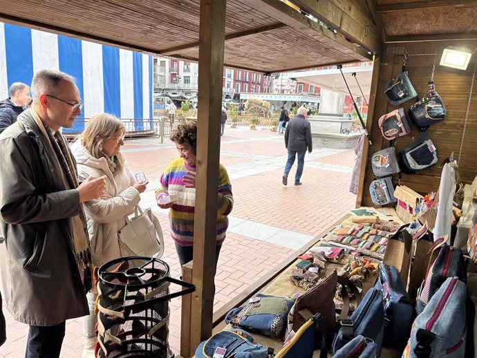 El concejal de Comercio, Mercados y Consumo, Víctor Martín, en una de las casetas del Mercado Artesanal Navideño de Valladolid.