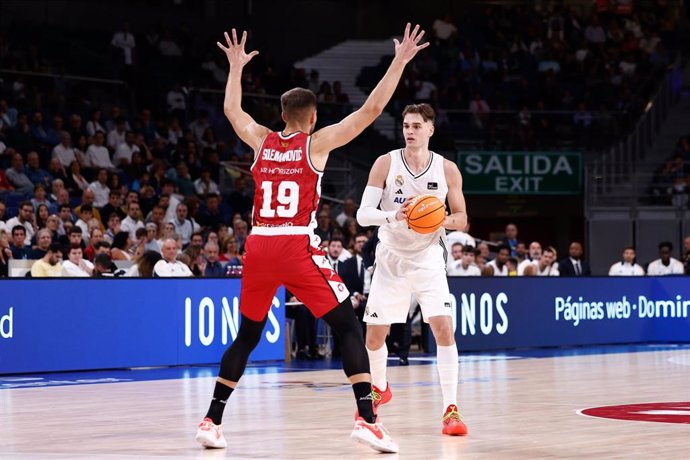 Archivo - Emir Sulejmanovic defiende a Mario Hezonja en el Real Madrid-Casademont Zaragoza de la Liga Endesa 24-25