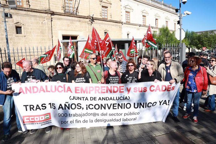 Archivo - Imagen de archivo de una protesta convocada por el sindicato CCOO por el bloqueo del convenio colectivo en la Fundación Andalucía Emprende ante el Parlamento Andaluz. A 17 de octubre de 2024, en Sevilla (Andalucía, España).