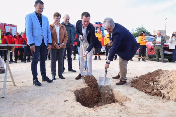 El presidente del Consell de Mallorca, Llorenç Galmés, coloca la primera piedra del parque de bomberos de Santanyí.