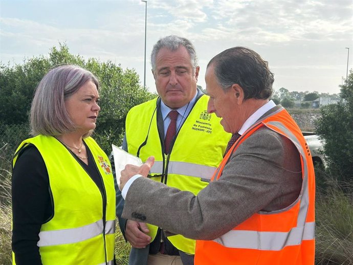 La subdelegada del Gobierno, Blanca Flores, y el alcalde de Chiclana en las obras de la N-340.