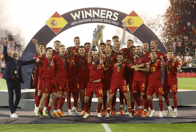 Archivo - Players of Spain celebrate the victory during the trophy ceremony following the UEFA Nations League 2023 Final football match between Croatia and Spain on June 18, 2023 at Stadion Feijenoord 'De Kuip' in Rotterdam, Netherlands - Photo Jean Catuf