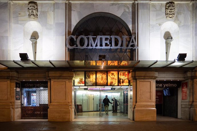 Archivo - Fachada del cine Comedia antes de la última proyección, a 14 de enero de 2024, en Barcelona