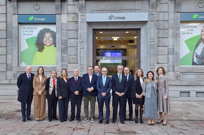 Equipo de Unicaja ante la sede en Oviedo