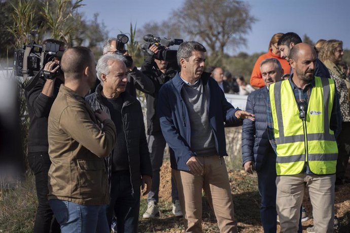 El 'president' de la Generalitat, Carlos Mazón, visita en Utiel caminos rurales afectados por la dana