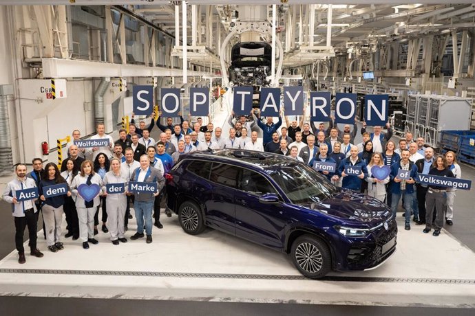 Empleados de diferentes departamentos acompañaron el inicio simbólico de la producción en serie de Tayron en la planta de Wolfsburg de Volkswagen.