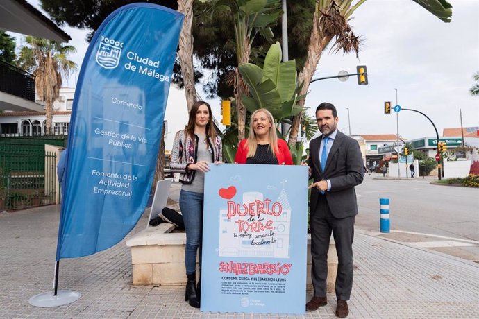 Los concejales delegados de Comercio y de Puerto de la Torre, Elisa Pérez de Siles y Jacobo Florido, respectivamente, junto a la presidenta de la Asociación de Comerciantes Autónomos y Empresarios de Puerto de la Torre, Luisa González