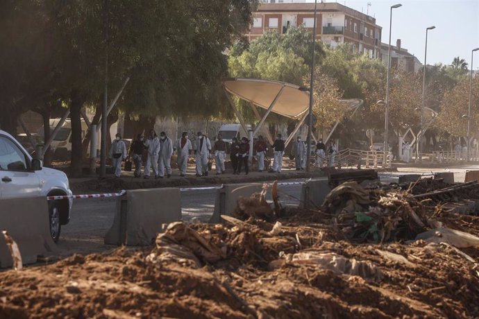 Varias personas en una zona cubierta de barro, a 28 de noviembre de 2024, en Paiporta, Valencia (Comunidad Valenciana). 