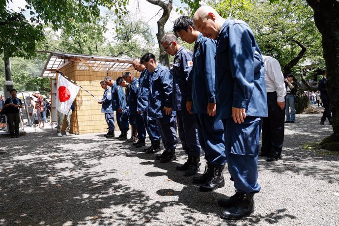 Archivo - August 15, 2024, Tokyo, Japan: Japanese nationalists offer a silent tribute to the war dead during the 79th anniversary of Japan's surrender in World War II at Tokyo's Yasukuni Shrine. Prime Minister Fumio Kishida was not among the lawmakers to 