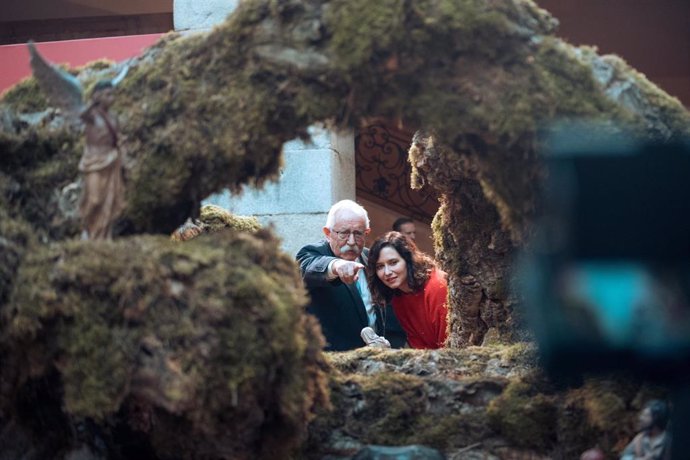 La presidenta de la Comunidad de Madrid, Isabel Díaz Ayuso, ha inaugurado este viernes el tradicional Belén de la Real Casa de Correos