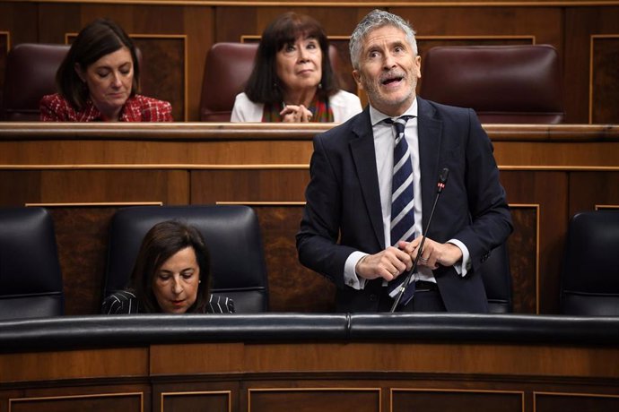 La ministra de Defensa, Margarita Robles, y el ministro de lInterior, Fernando Grande-Marlaska, durante el Pleno del Congreso