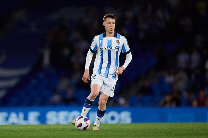 Archivo - Benat Turrientes of Real Sociedad in action during the LaLiga EA Sports match between Real Sociedad and Valencia CF at Reale Arena on May 16, 2024, in San Sebastian, Spain.