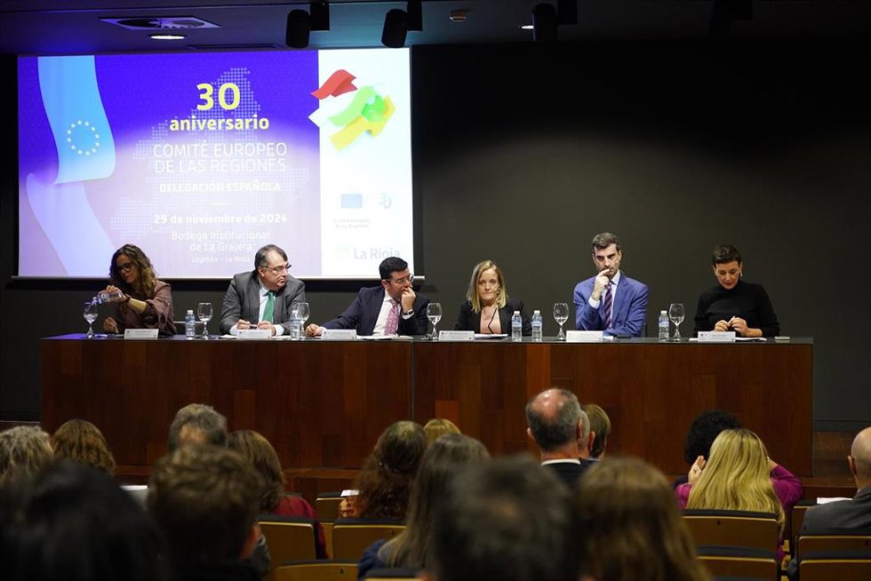 (I-D) El Director General del Régimen Jurídico Autonómico y Local, Gonzalo Díaz Millán, el diputado regional de La Rioja, Alfonso Domínguez Simón, la Consejera de Presidencia, Justicia, Seguridad y Simplificación Administrativa de Cantabria, Isabel Urru
